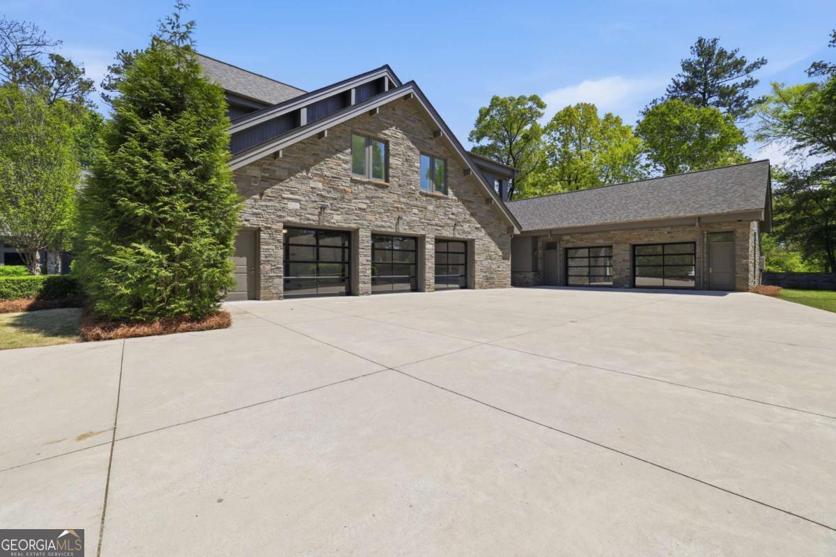 2883 W Roxboro Road NE
