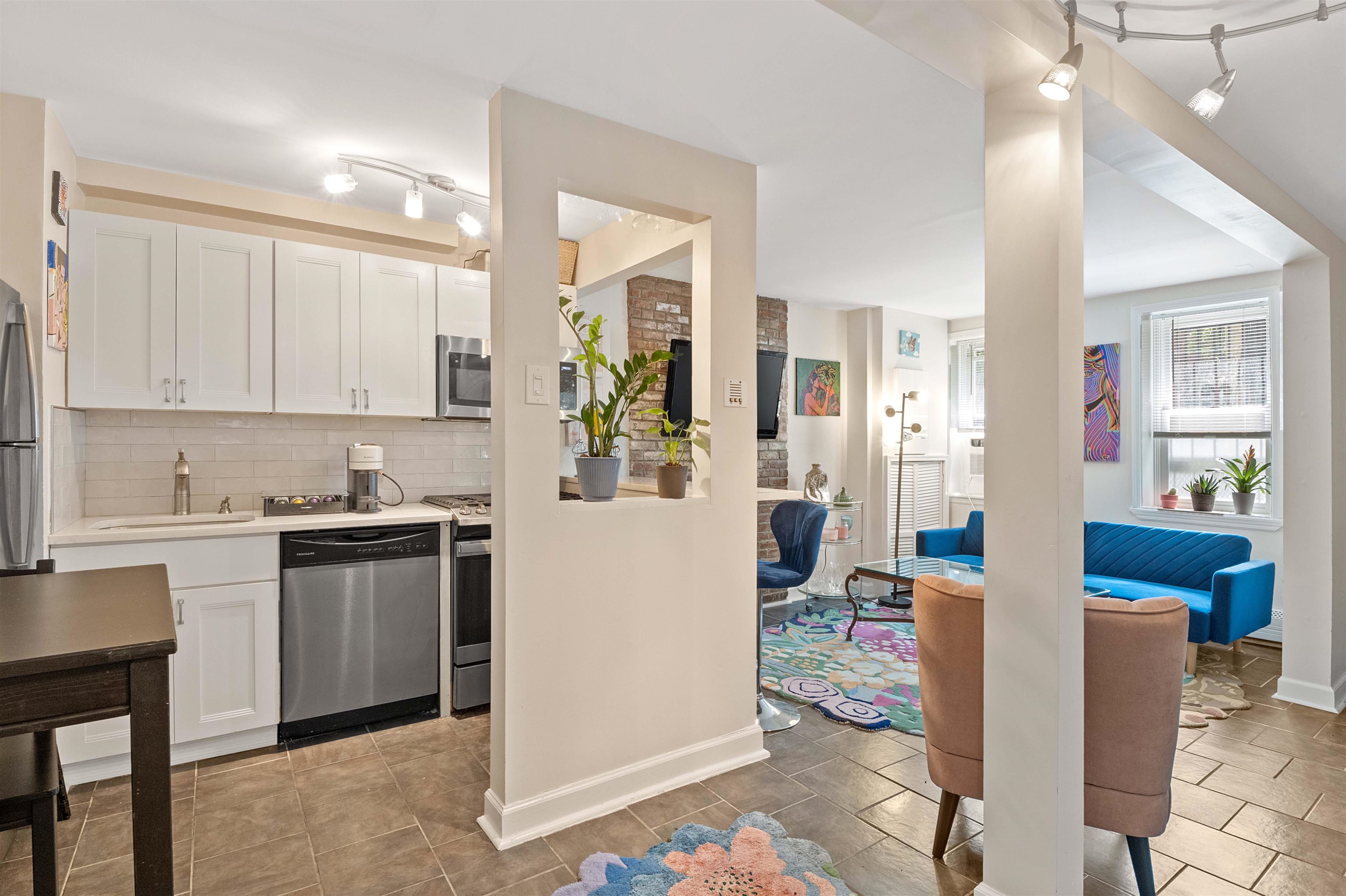 98 BRIGHT ST Unit: 1G