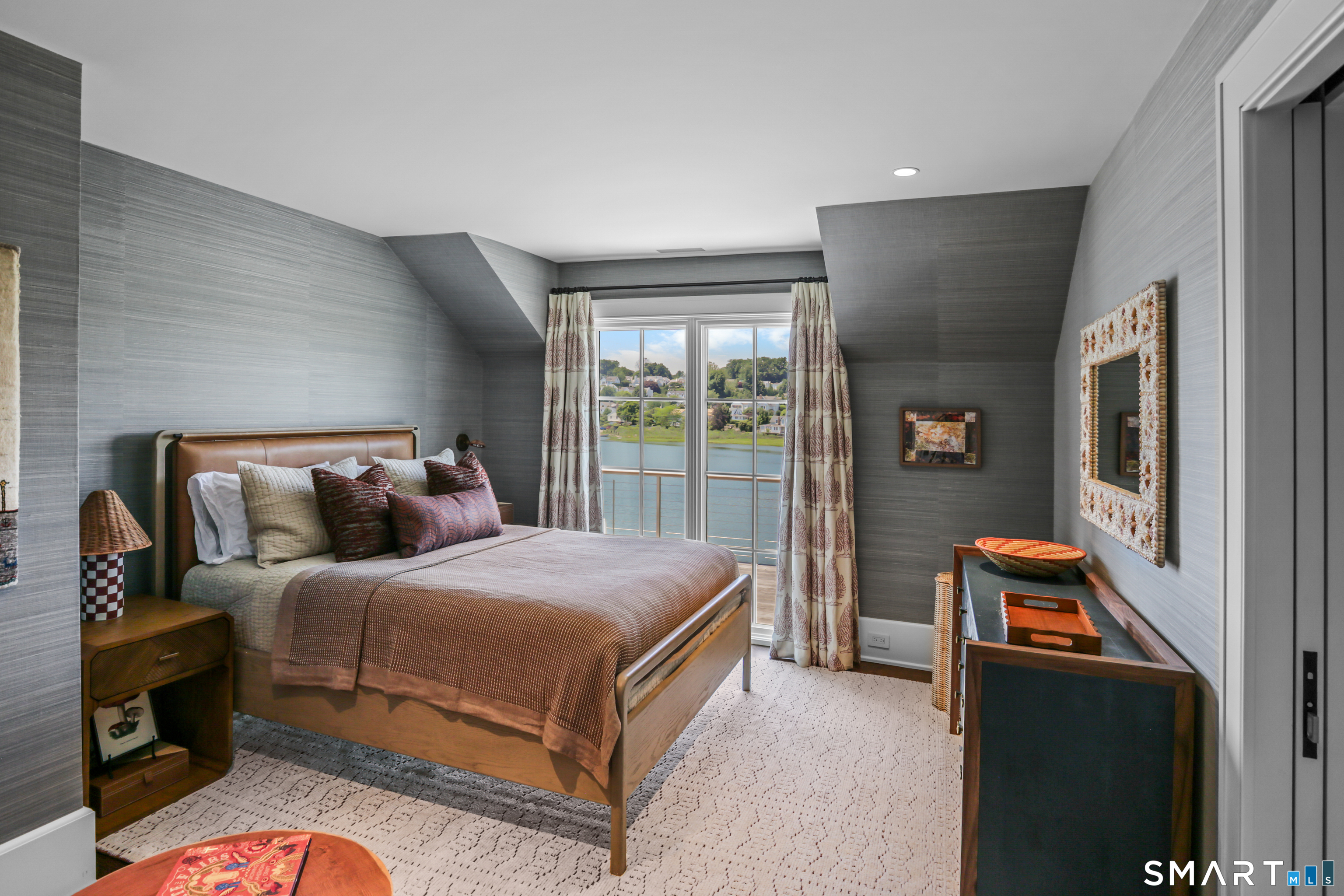 30 Edgewater Hillside