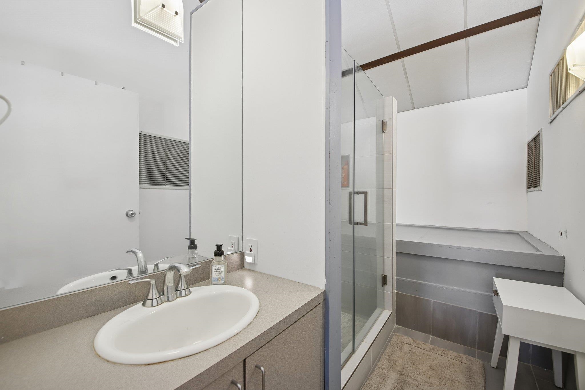 299 PAVONIA AVE Unit: 3-10