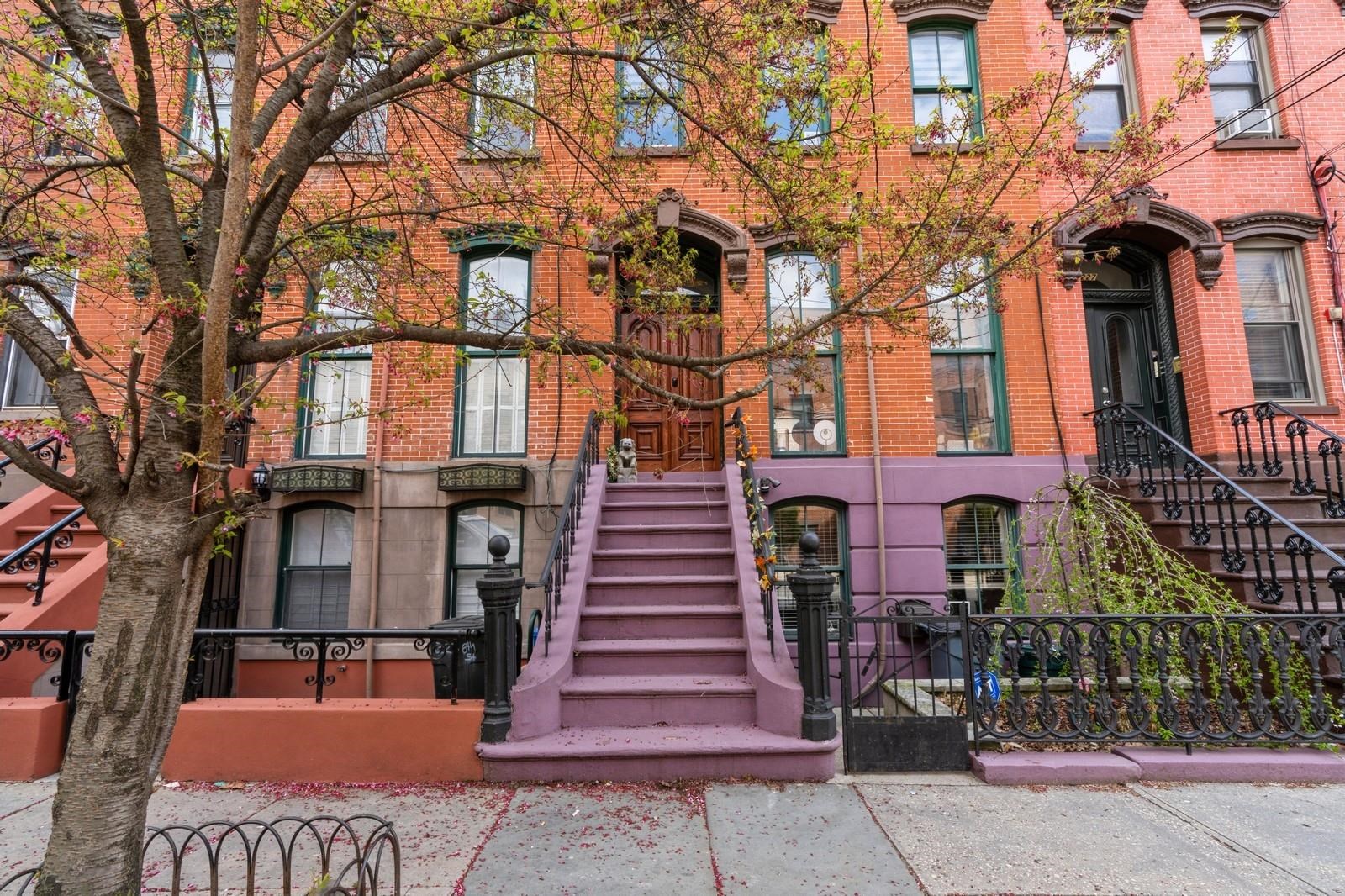 225 8TH ST