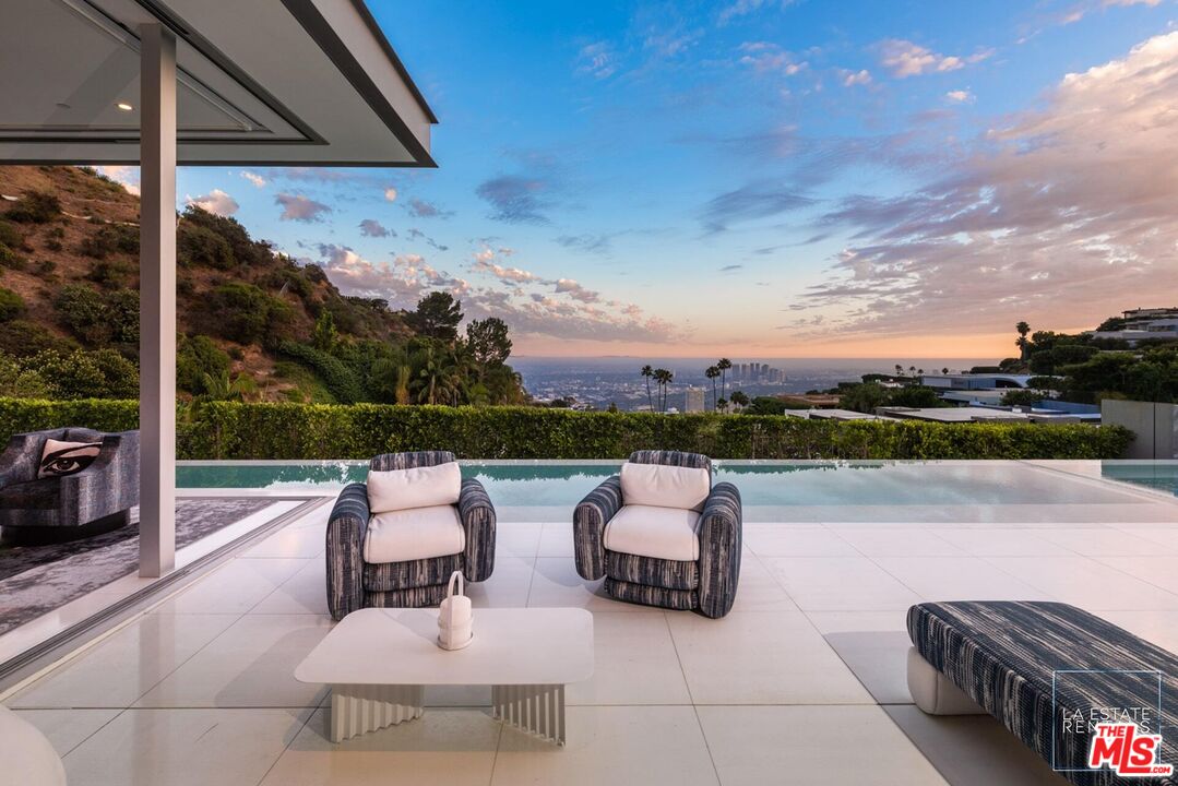 1814 N Doheny Dr