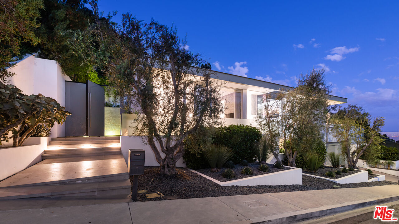 1814 N Doheny Dr