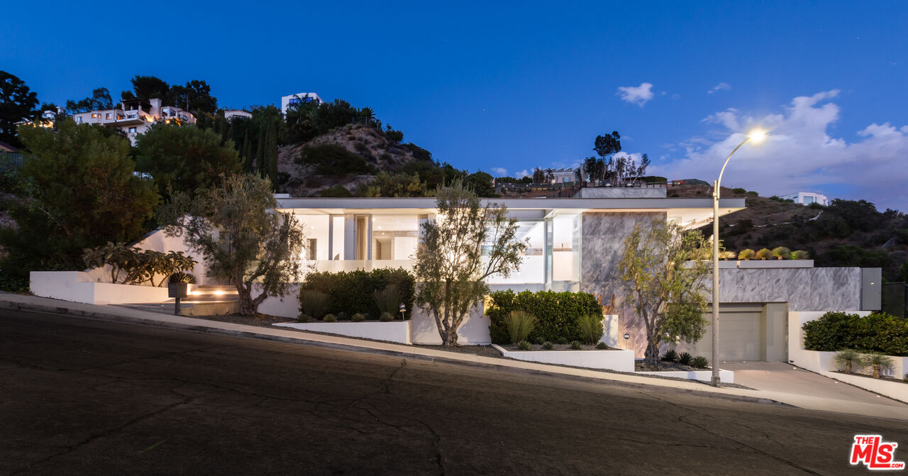 1814 N Doheny Dr