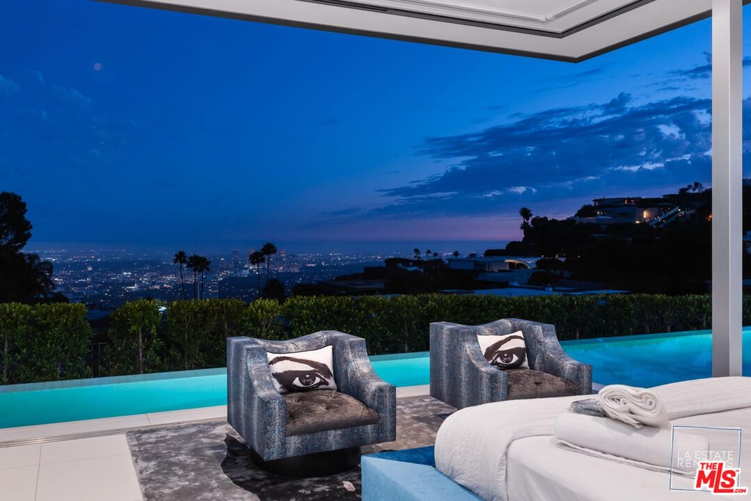 1814 N Doheny Dr