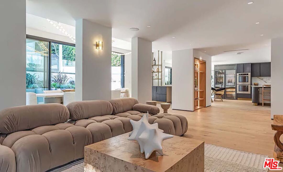 1271 Sunset Plaza Dr