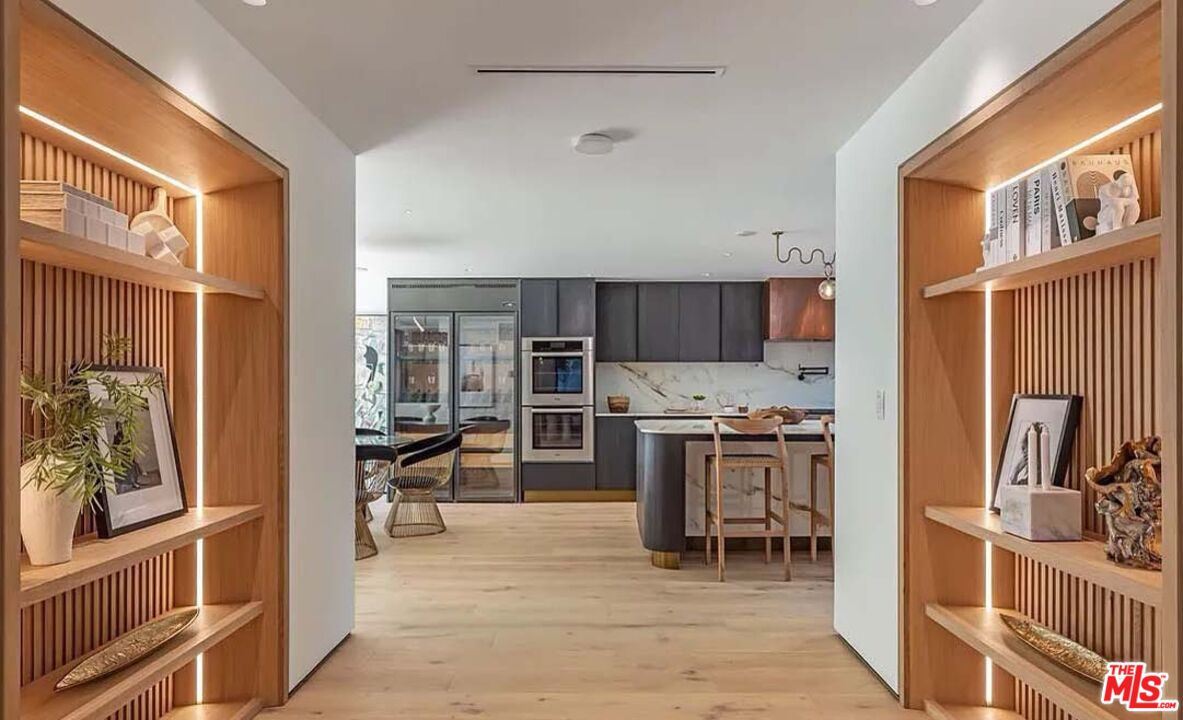 1271 Sunset Plaza Dr