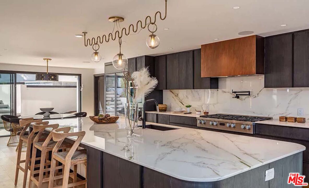 1271 Sunset Plaza Dr