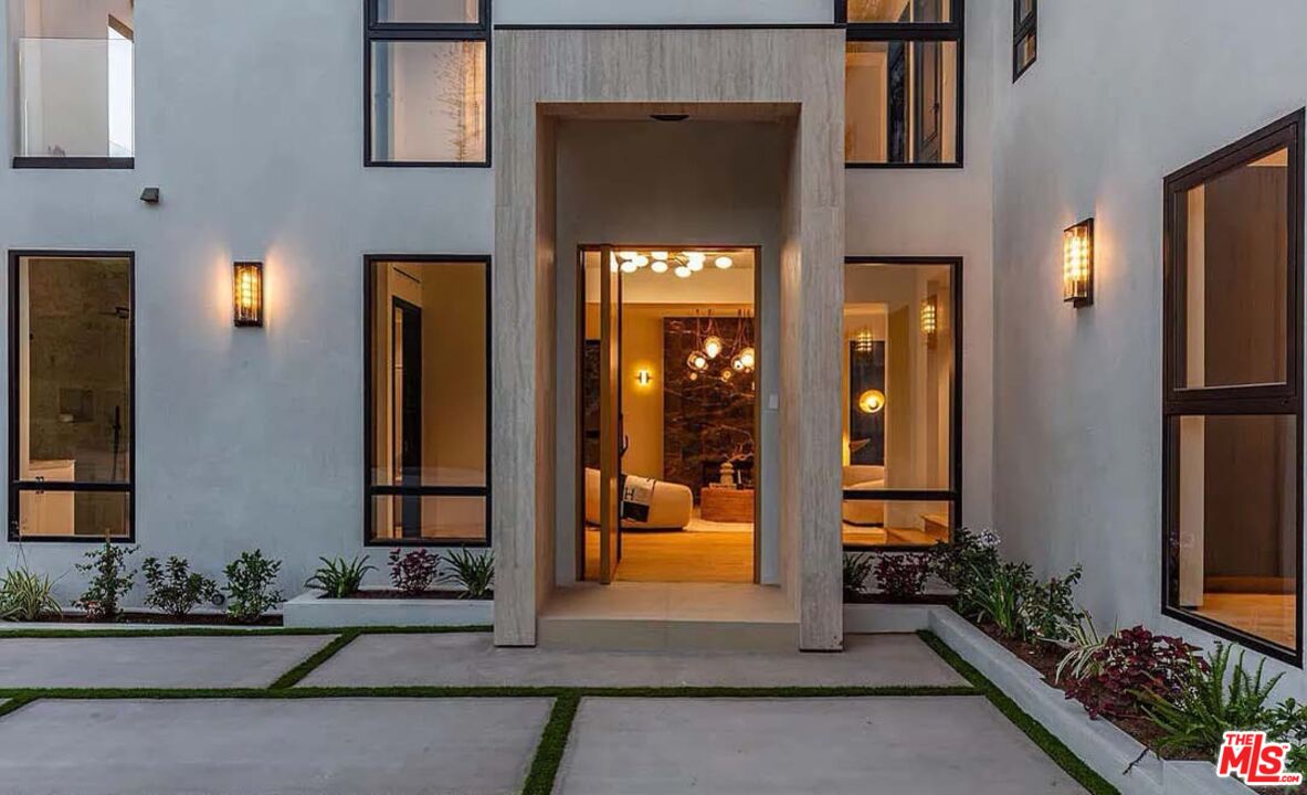 1271 Sunset Plaza Dr