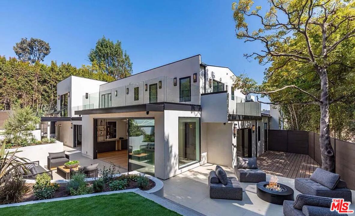 1271 Sunset Plaza Dr