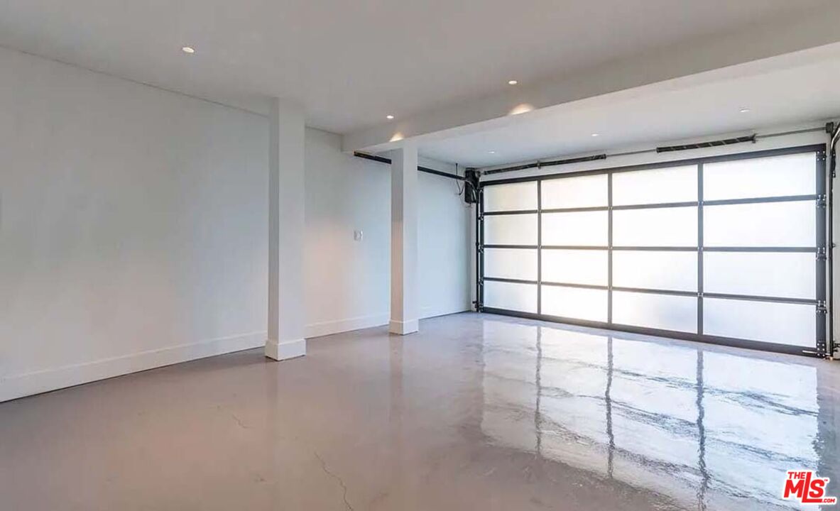 1271 Sunset Plaza Dr