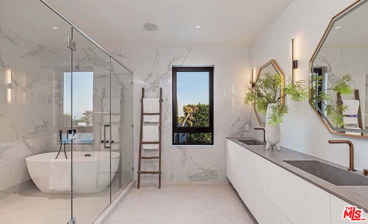 1271 Sunset Plaza Dr
