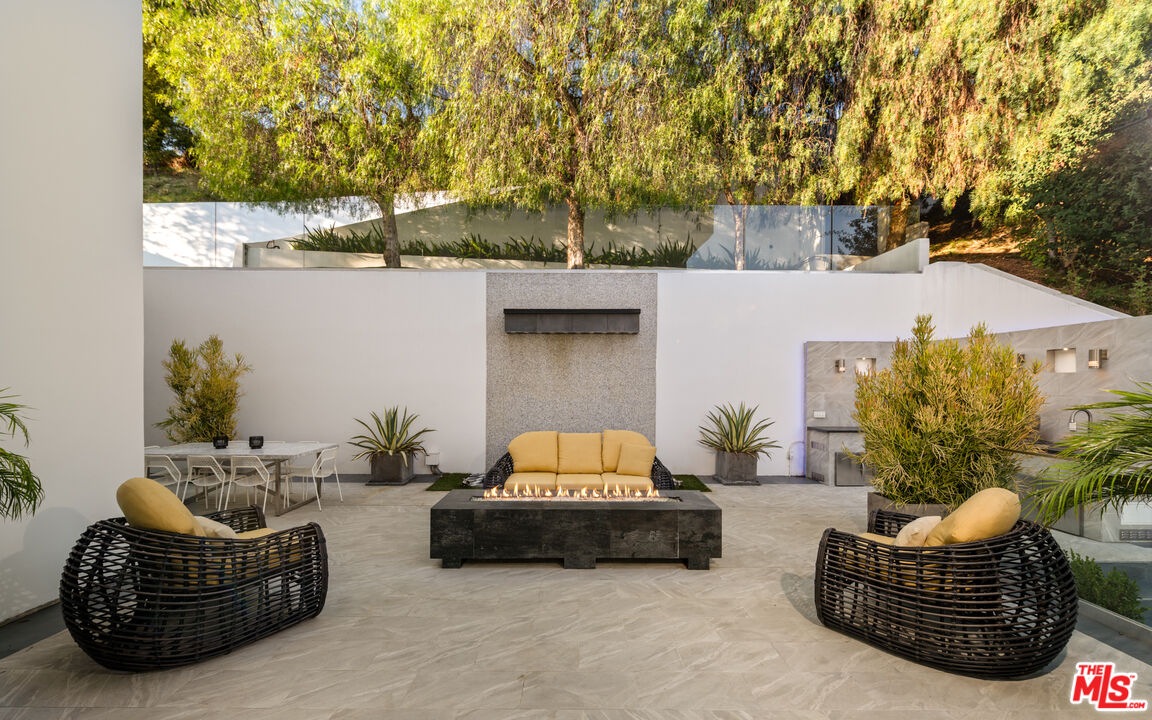 7080 W MULHOLLAND DR