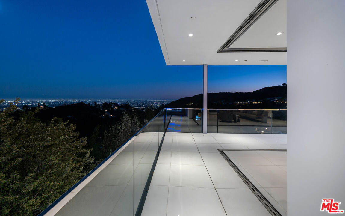 7080 W MULHOLLAND DR