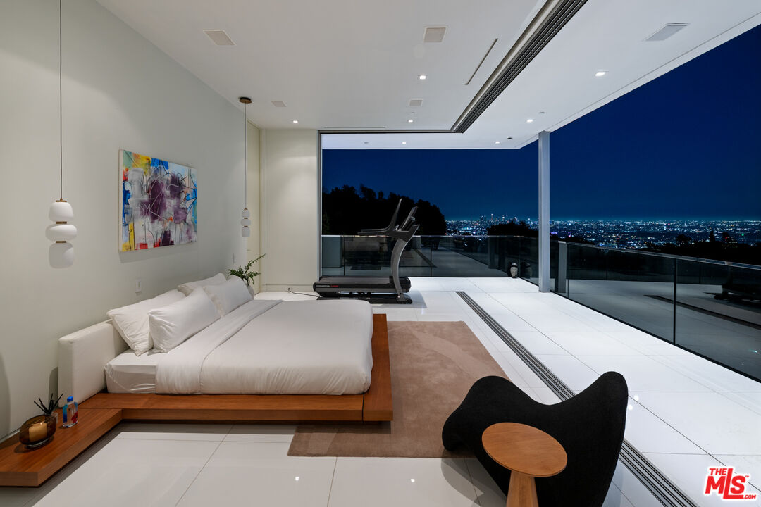 7080 W MULHOLLAND DR