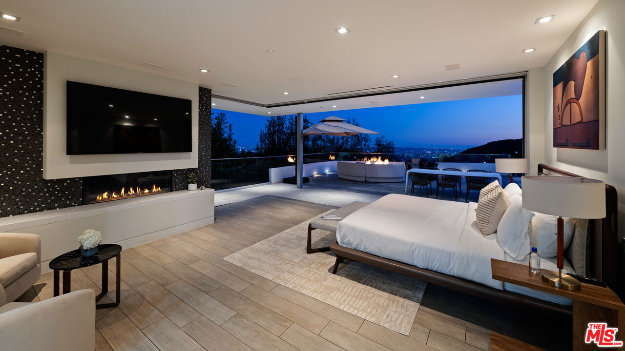 7080 W MULHOLLAND DR