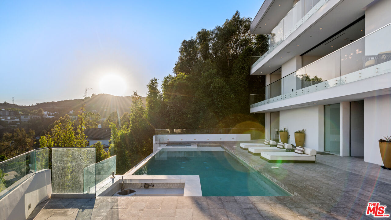 7080 W MULHOLLAND DR