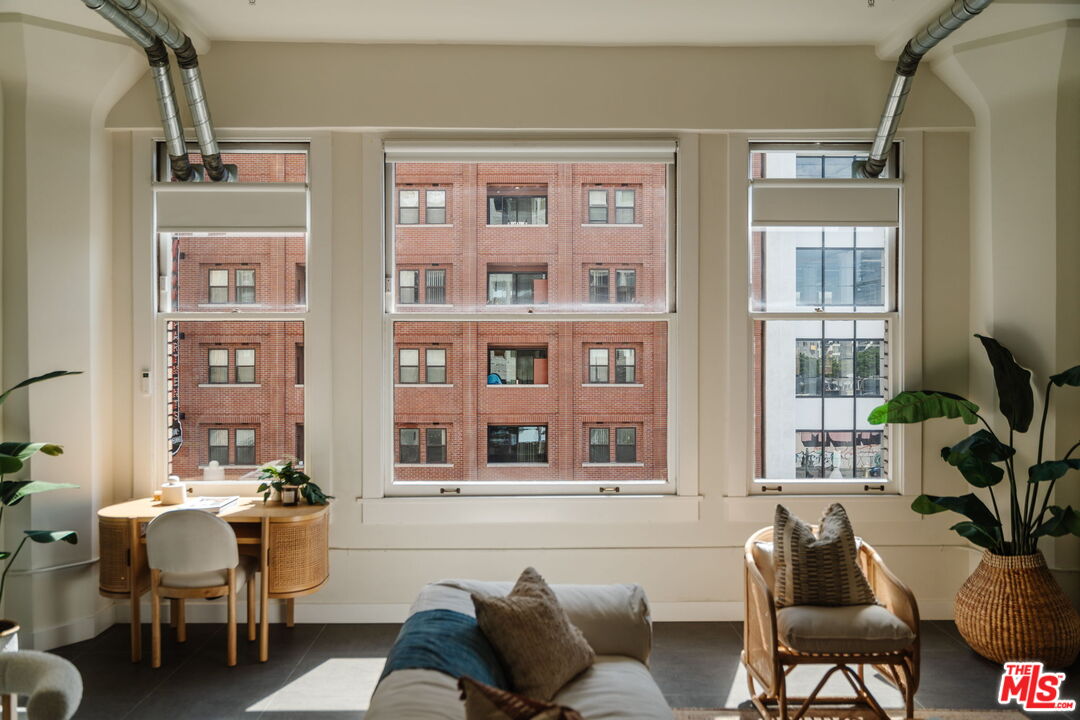 939 S Broadway Unit: 404