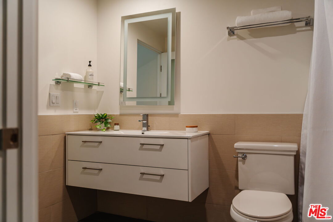 939 S Broadway Unit: 404
