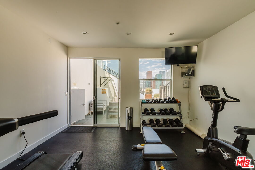 939 S Broadway Unit: 404