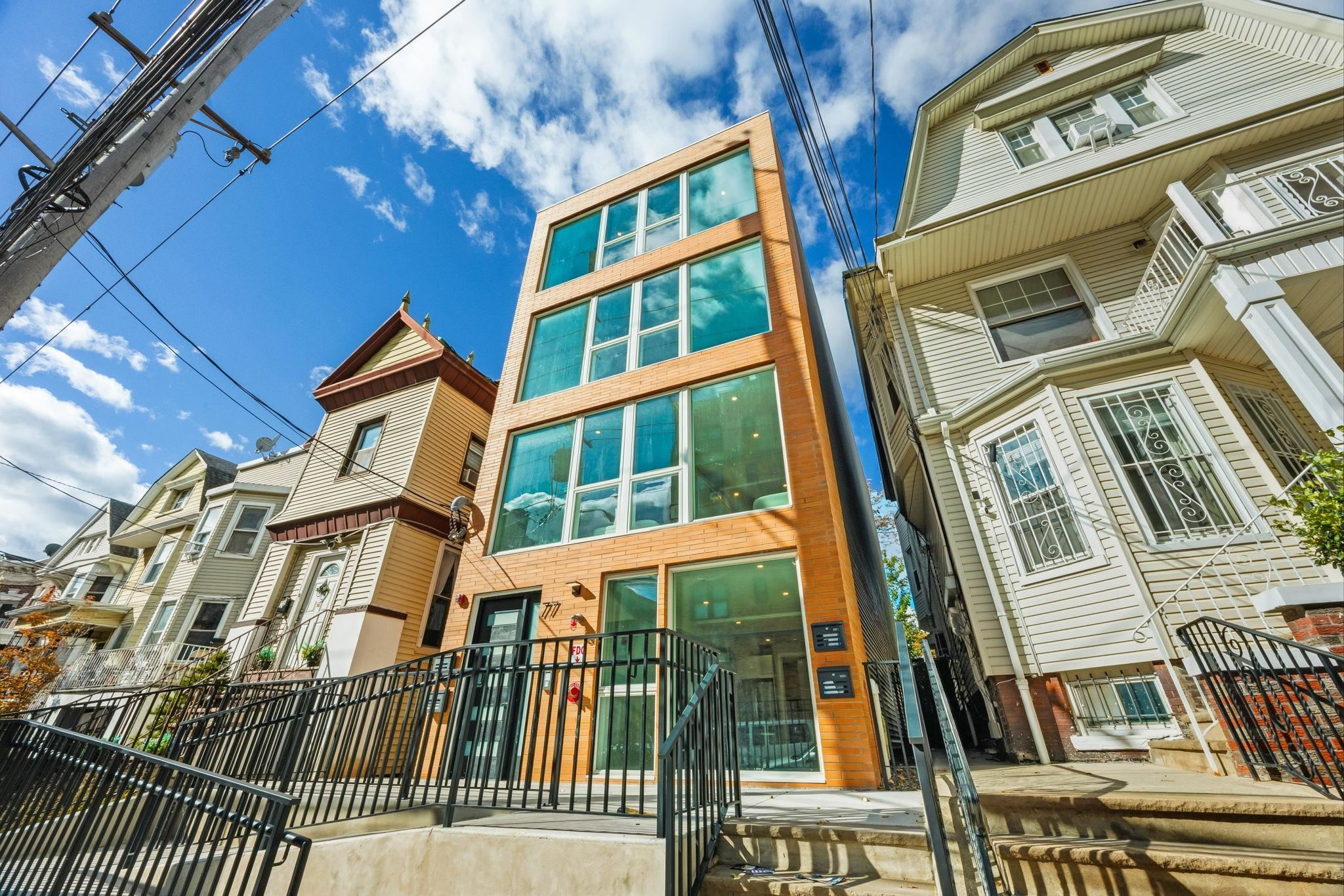 77 VAN REYPEN ST Unit: 1