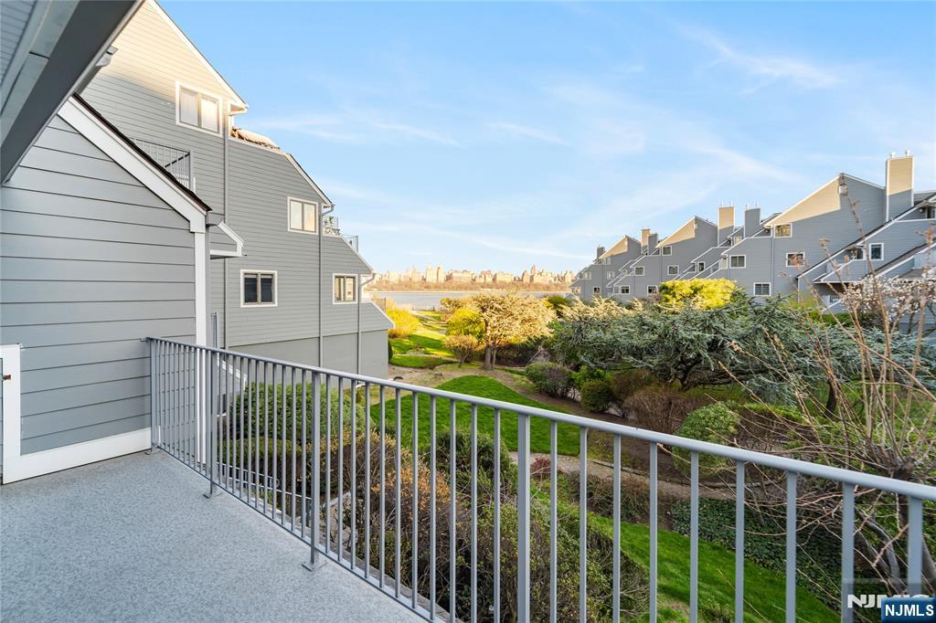 8C Cove Lane