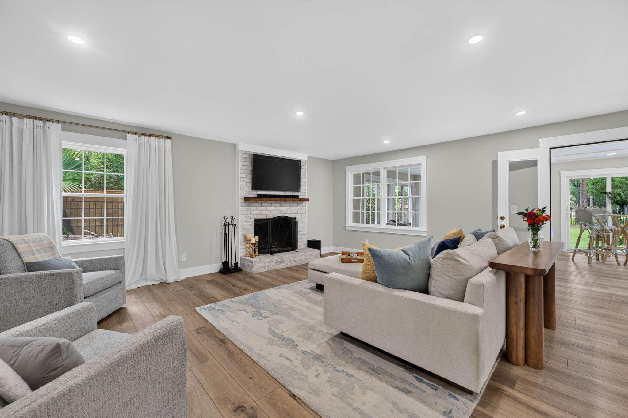 1055 Royalist Road