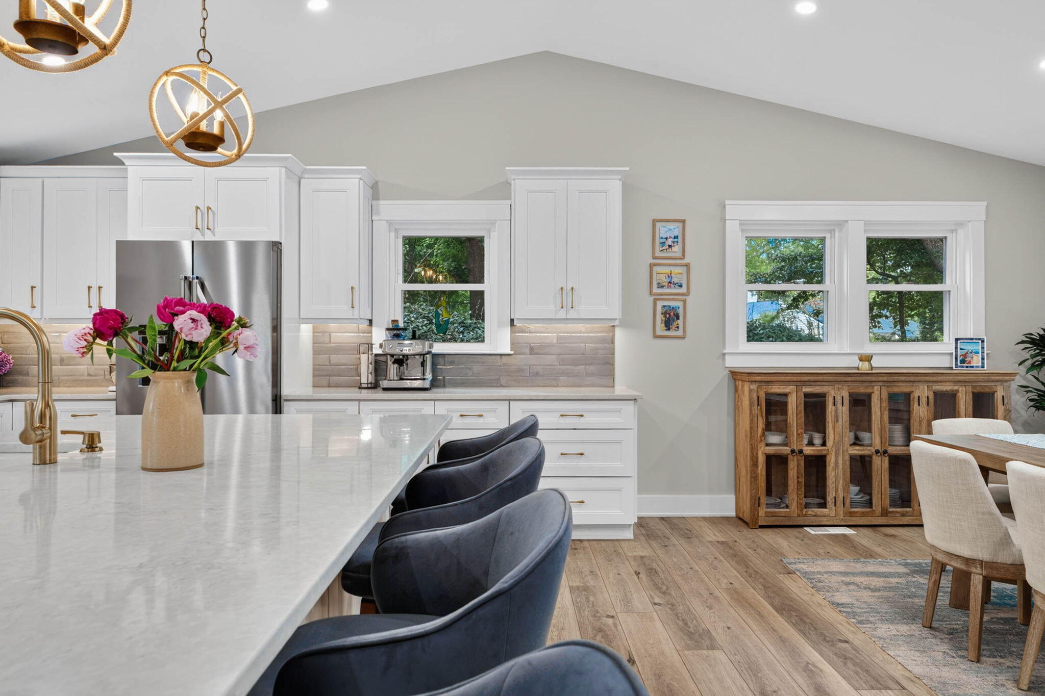 1055 Royalist Road