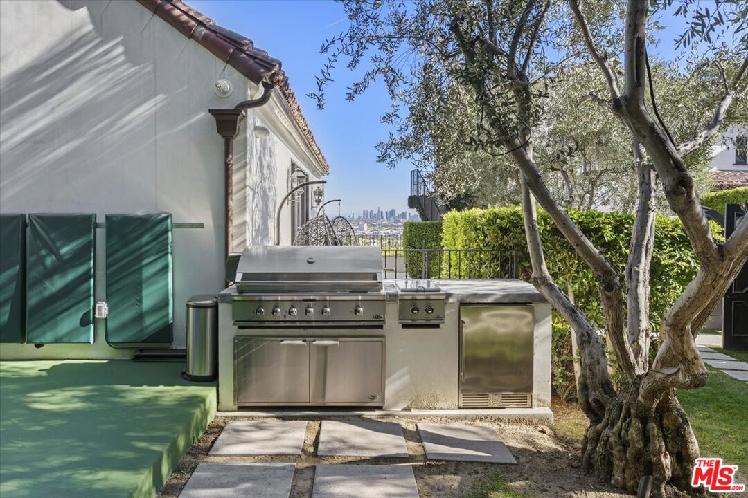 8159 Hollywood Blvd