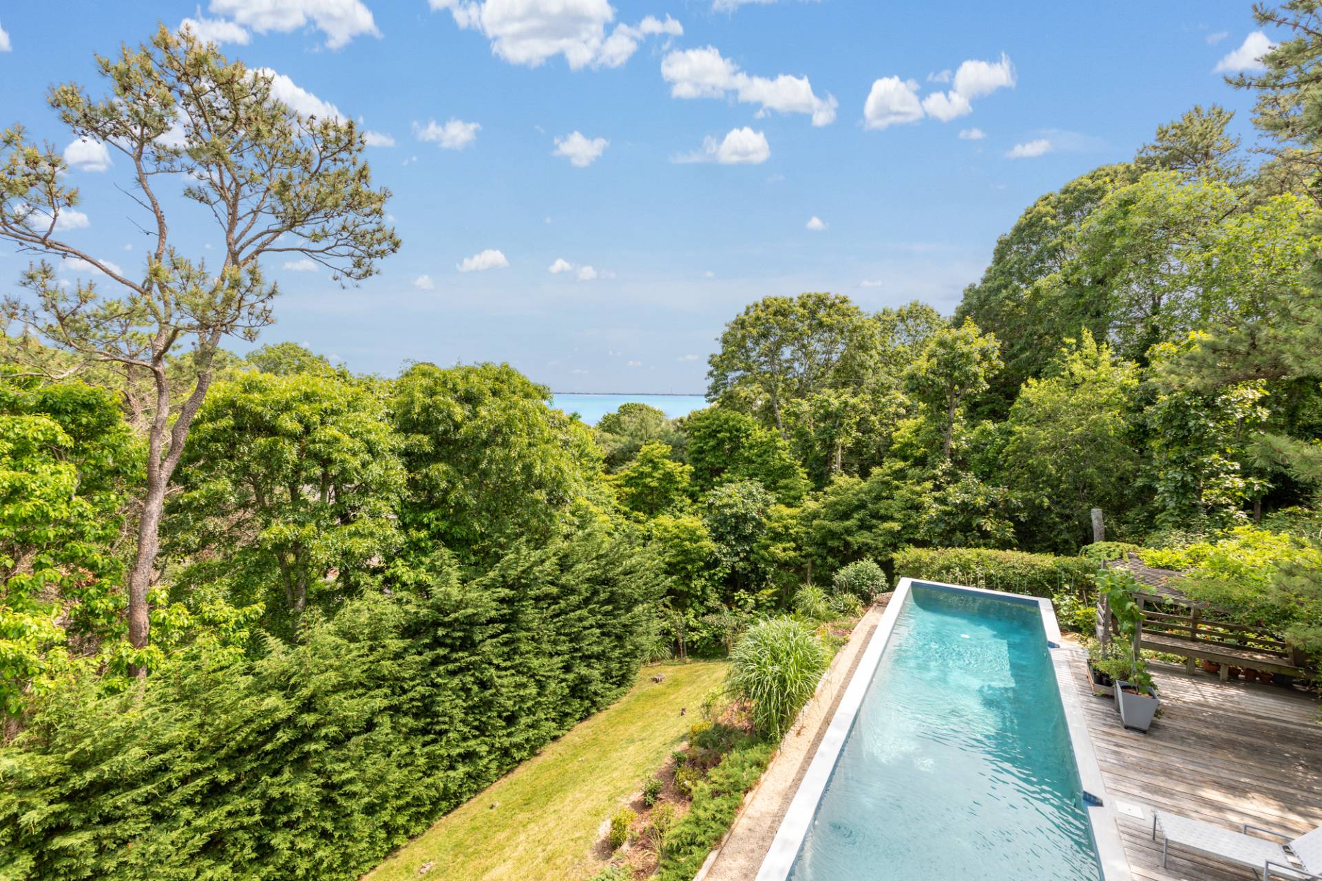 22 HAWTHORNE RD