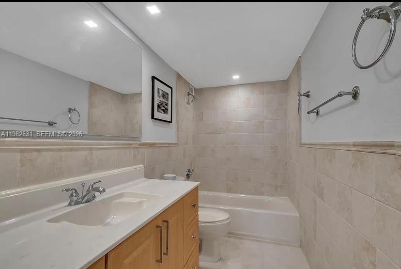 5401 Collins Ave # 411