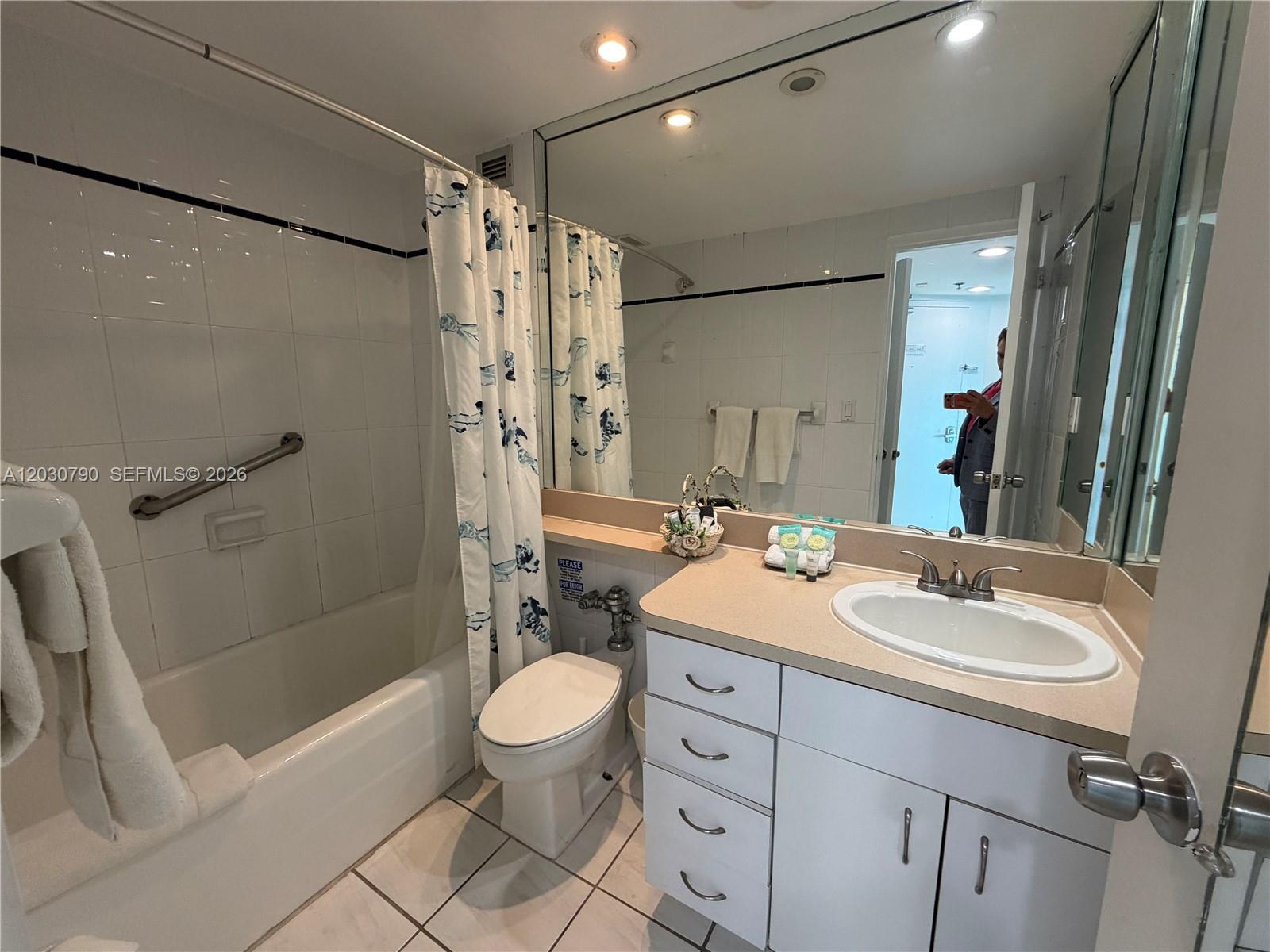 5445 Collins Ave # 1506
