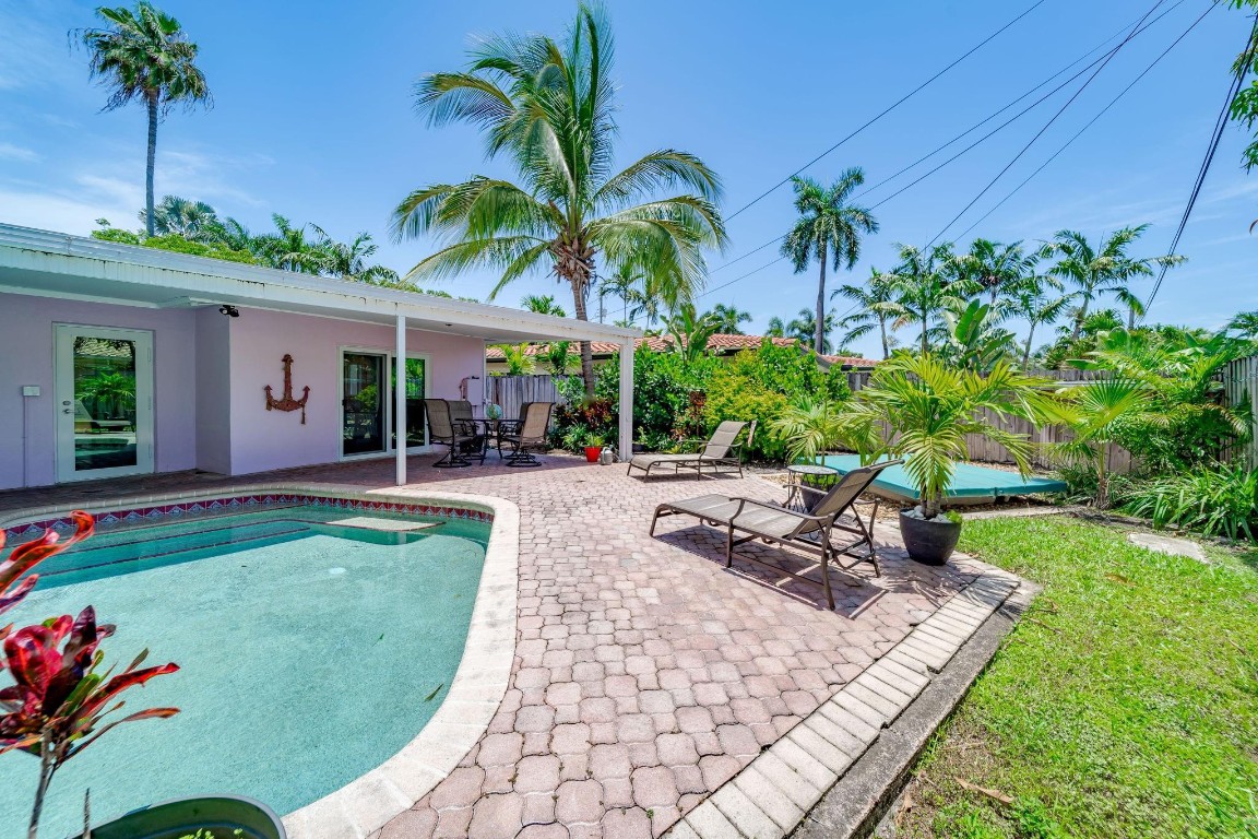 1660 Poinsettia Dr