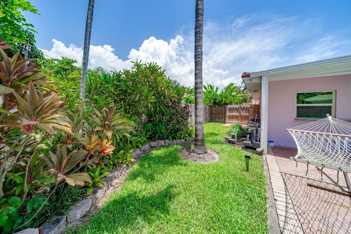 1660 Poinsettia Dr