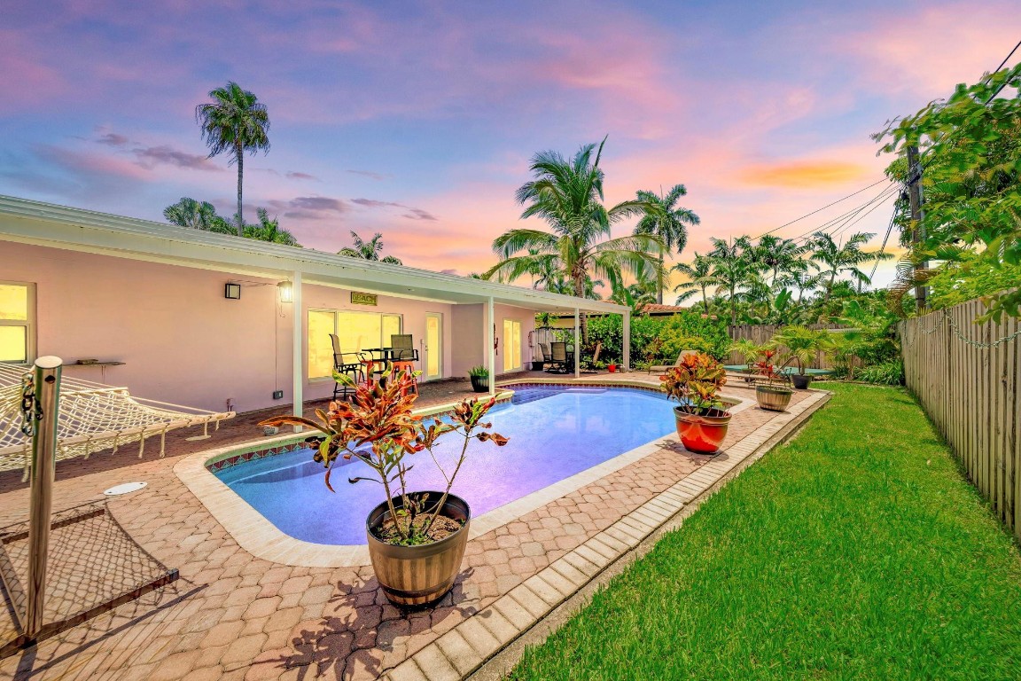 1660 Poinsettia Dr