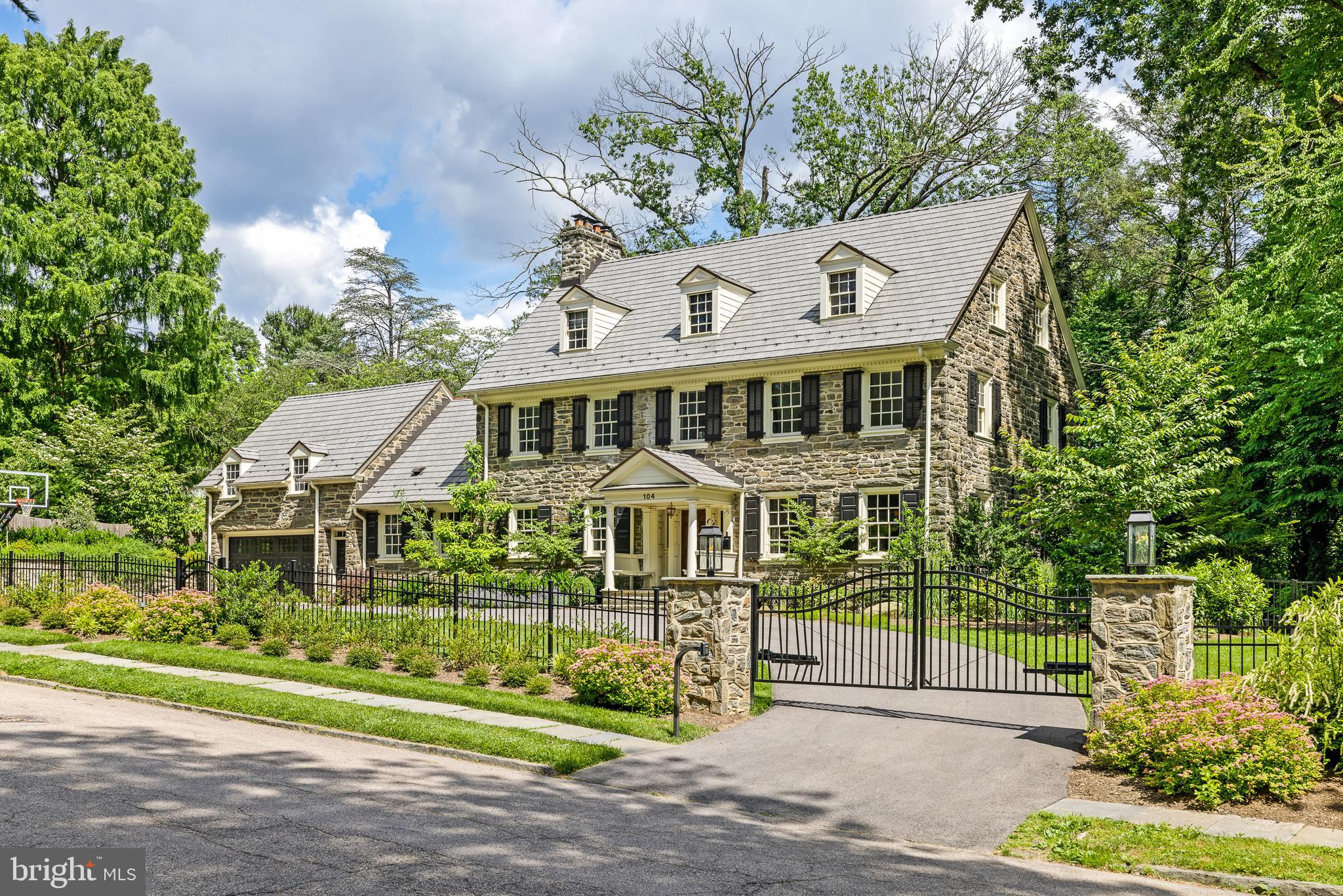 104 W Mermaid Lane