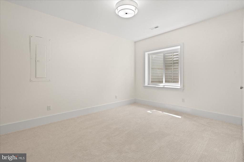 28 W CHAPMAN STREET