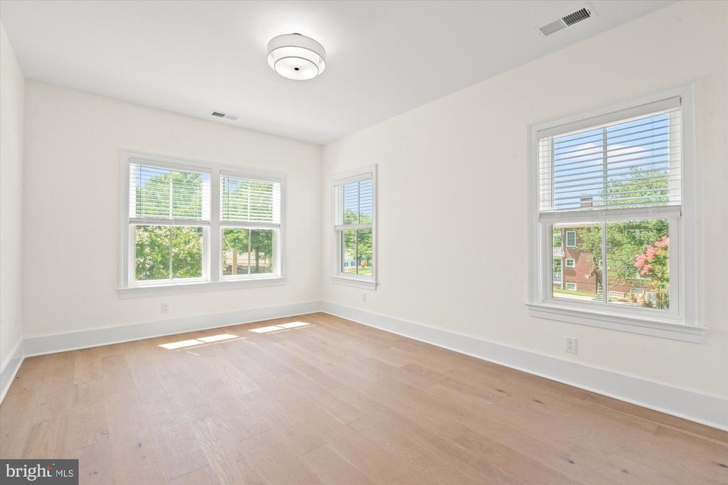 28 W CHAPMAN STREET