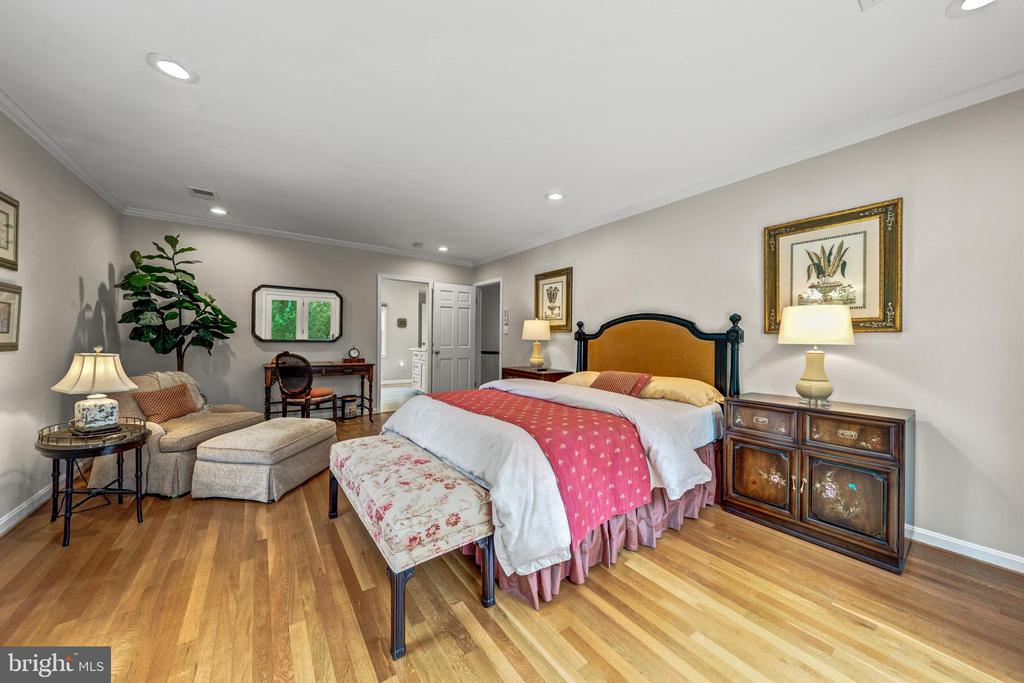 7018 GREEN OAK DRIVE