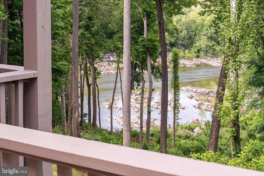 7018 GREEN OAK DRIVE