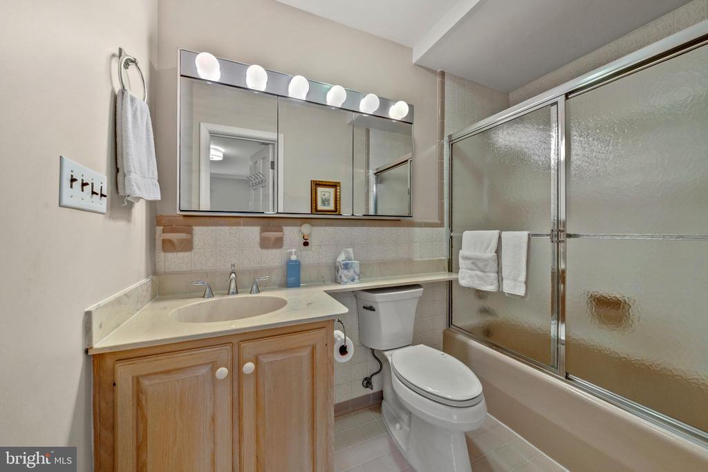 7018 GREEN OAK DRIVE