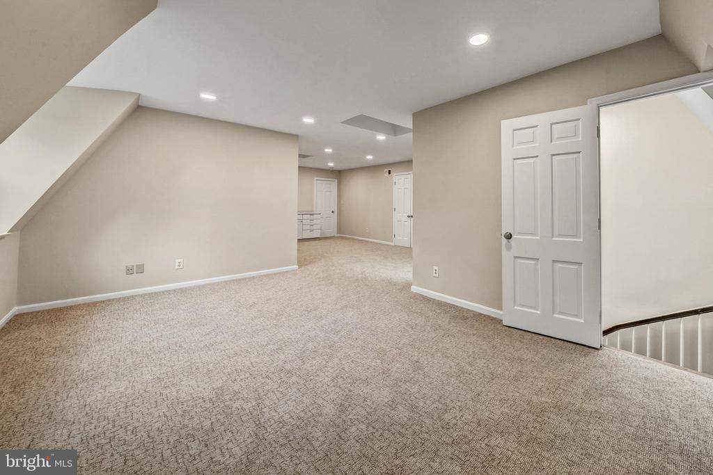7018 GREEN OAK DRIVE