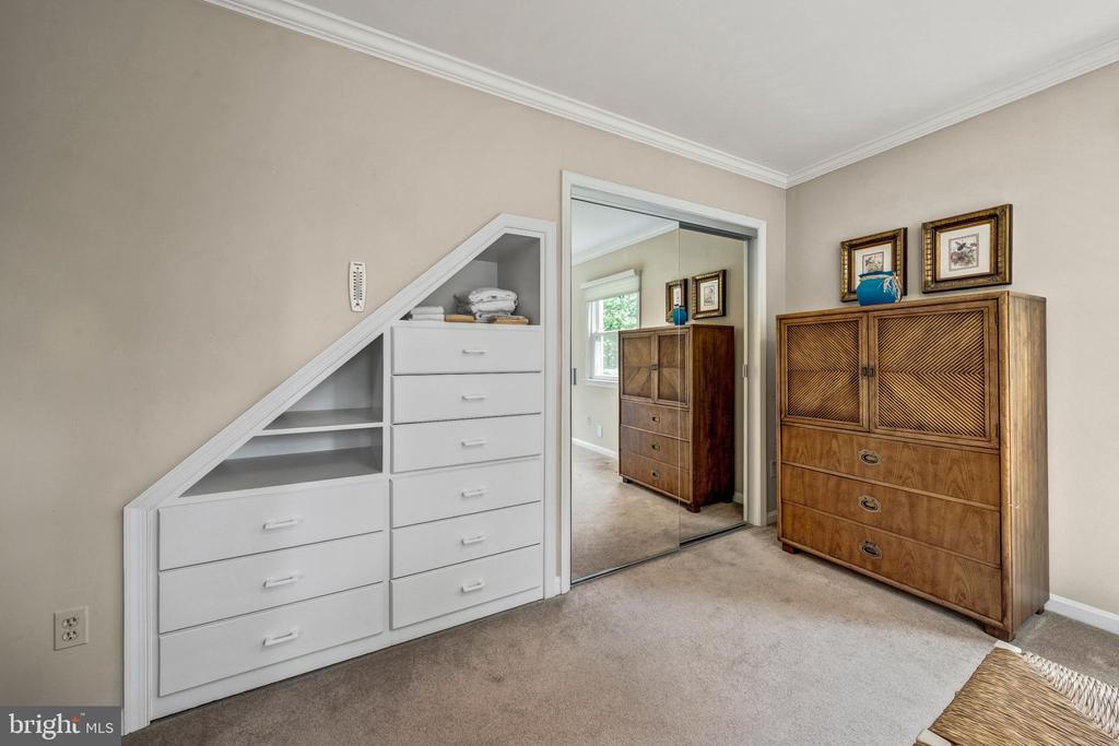 7018 GREEN OAK DRIVE