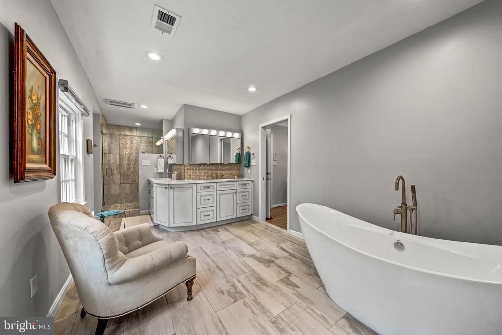 7018 GREEN OAK DRIVE