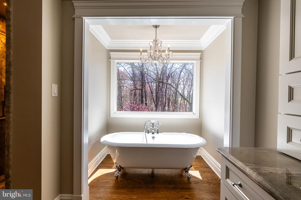 8125 CROOKED OAKS COURT