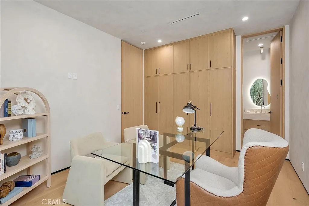 15447 Huston St